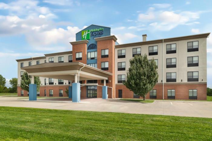 holiday inn express hotel and suites pratt by ihg