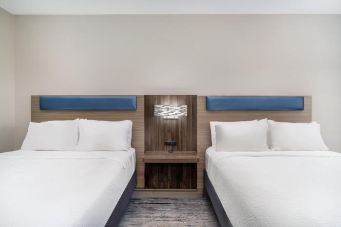 holiday inn express hotel and suites pratt by ihg