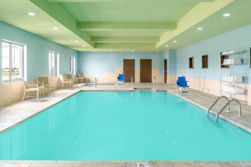 holiday inn express hotel and suites pratt by ihg