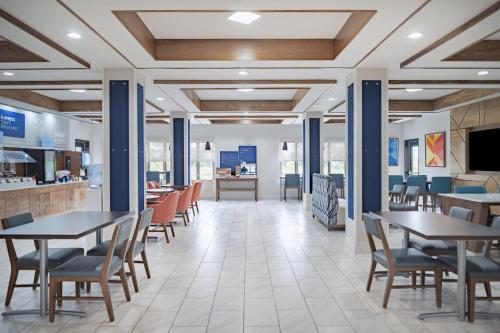 holiday inn express hotel and suites pratt by ihg