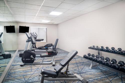 holiday inn express hotel and suites pratt by ihg