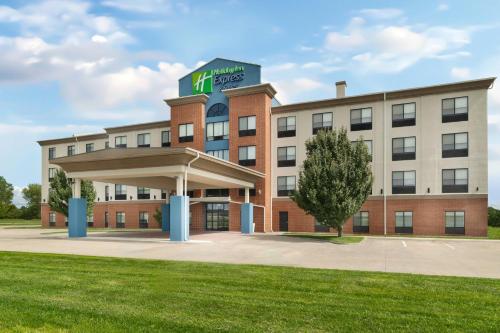 holiday inn express hotel and suites pratt by ihg
