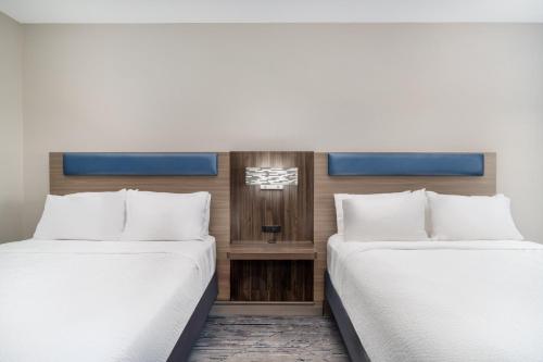 holiday inn express hotel and suites pratt by ihg