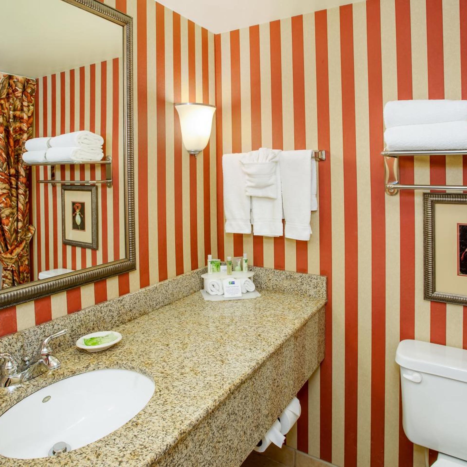 holiday inn express and suites bloomington by ihg