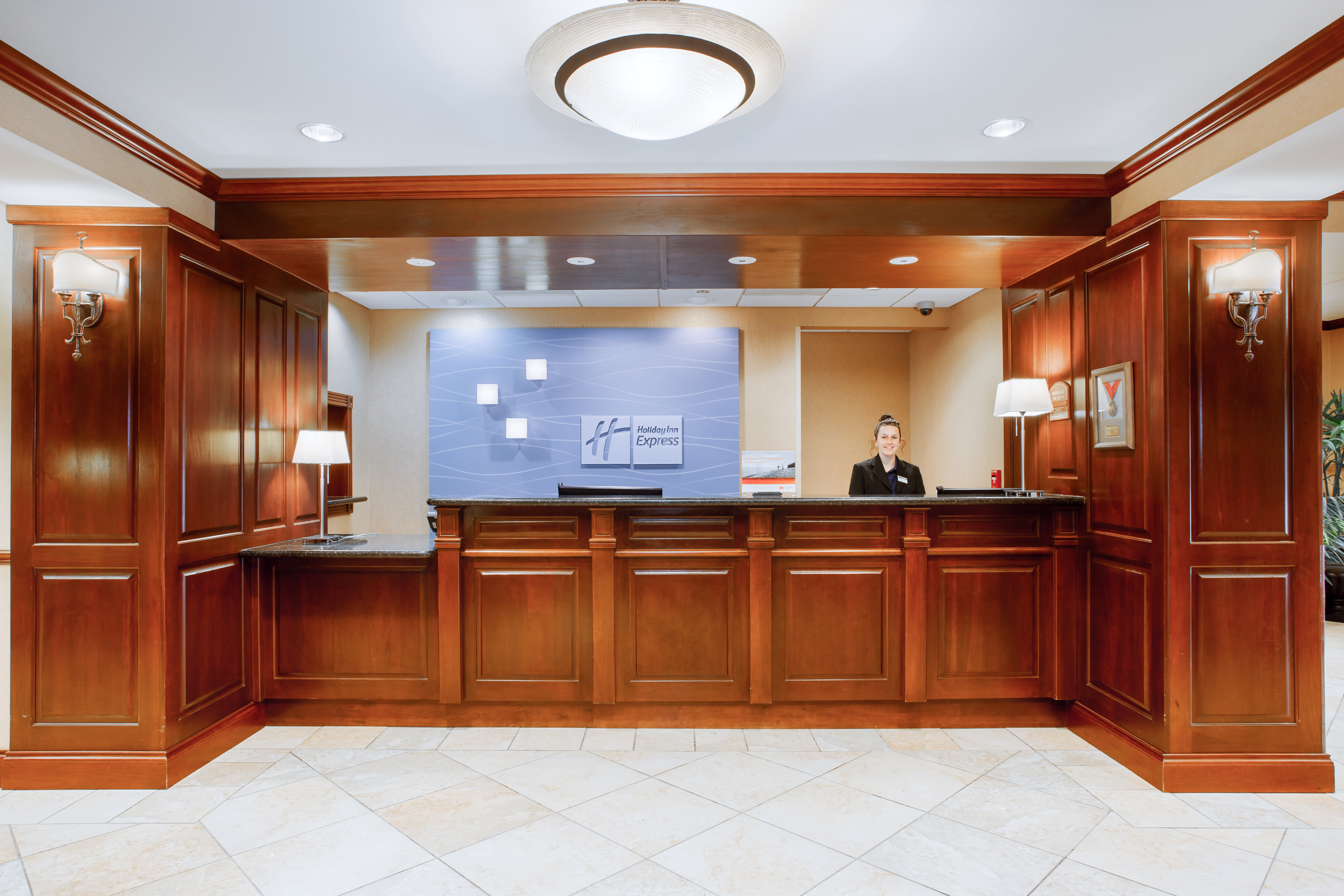 holiday inn express and suites bloomington by ihg