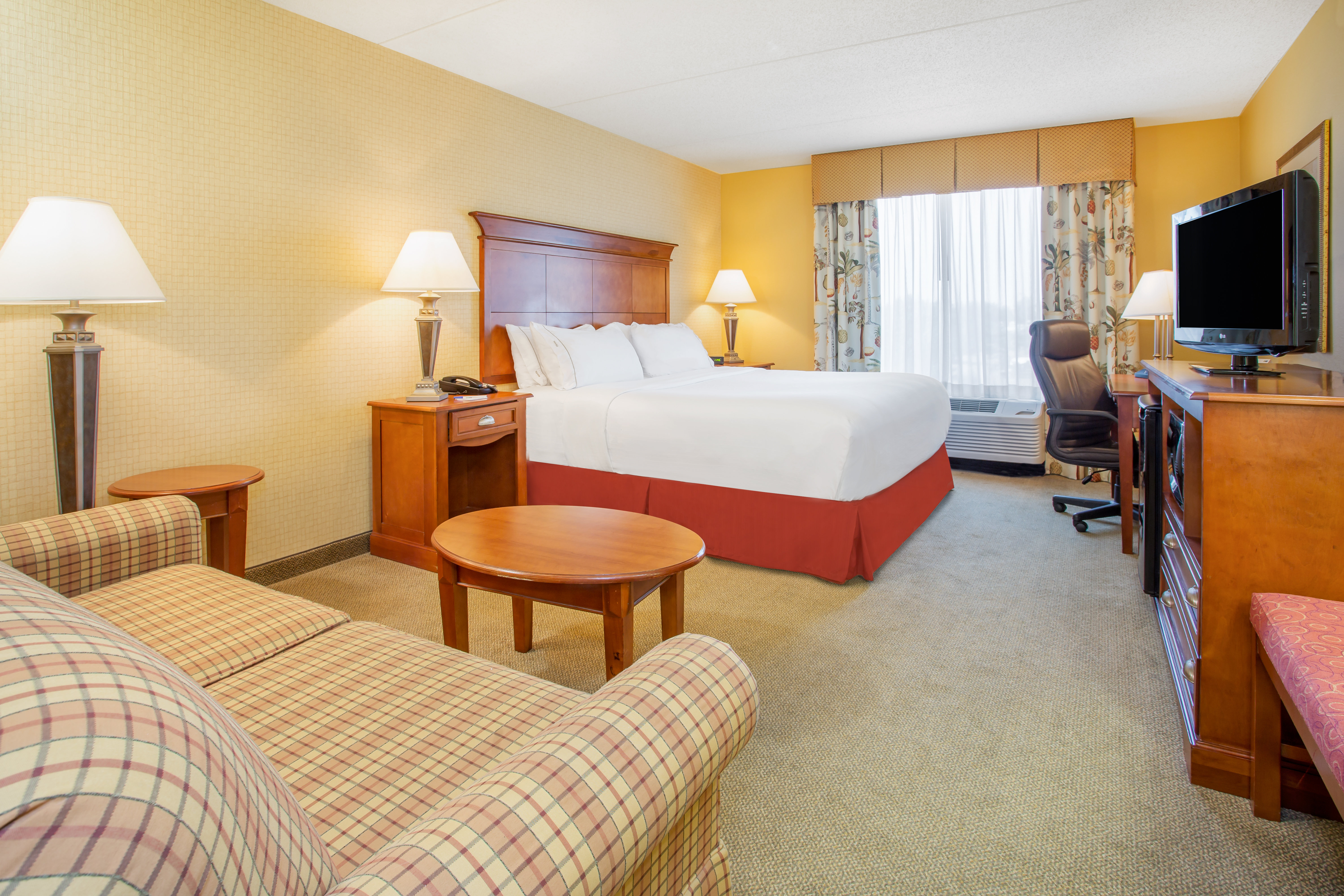 holiday inn express and suites bloomington by ihg