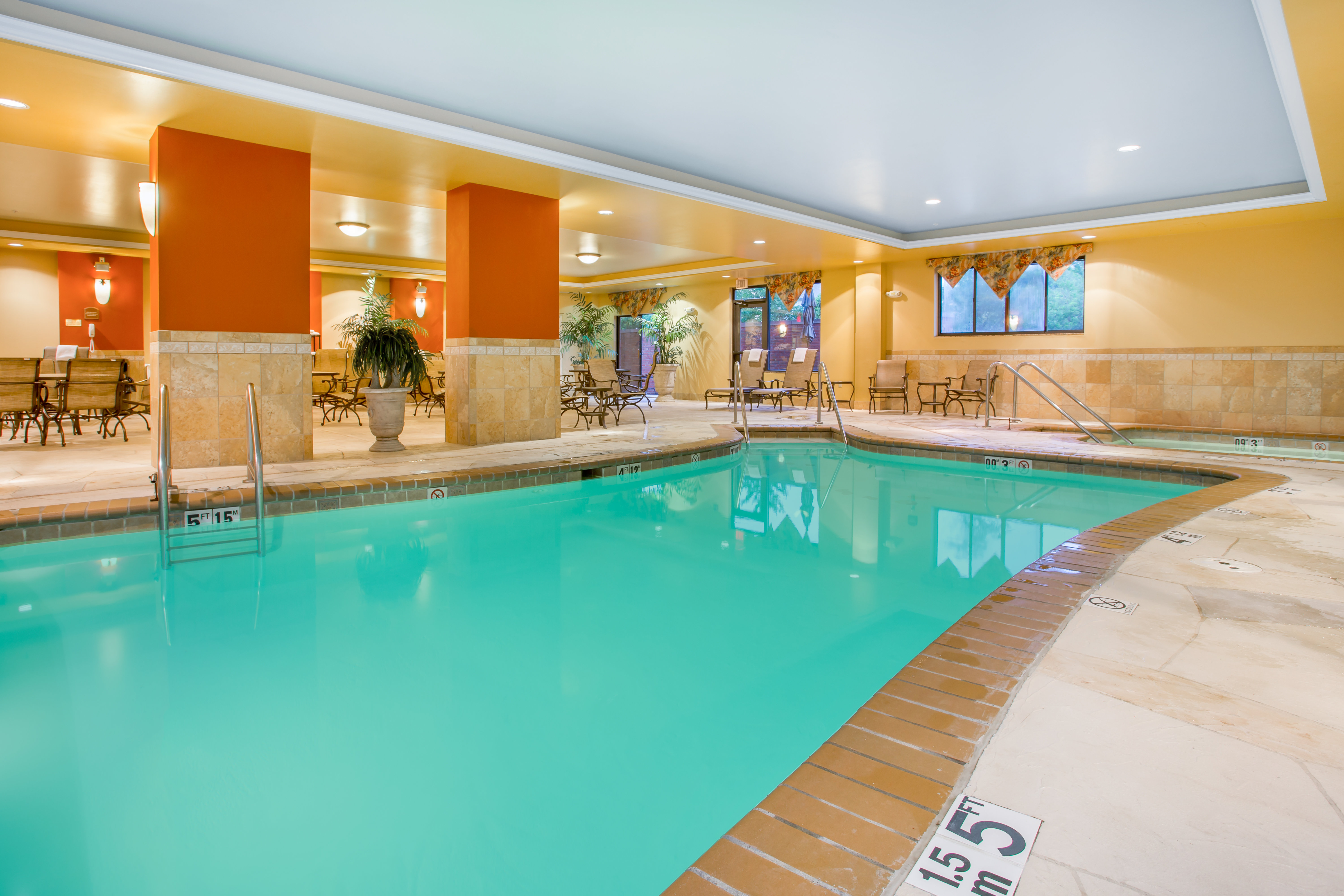 holiday inn express and suites bloomington by ihg