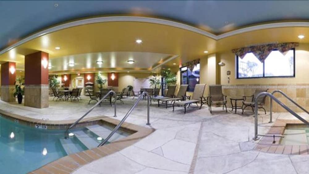 holiday inn express and suites bloomington by ihg