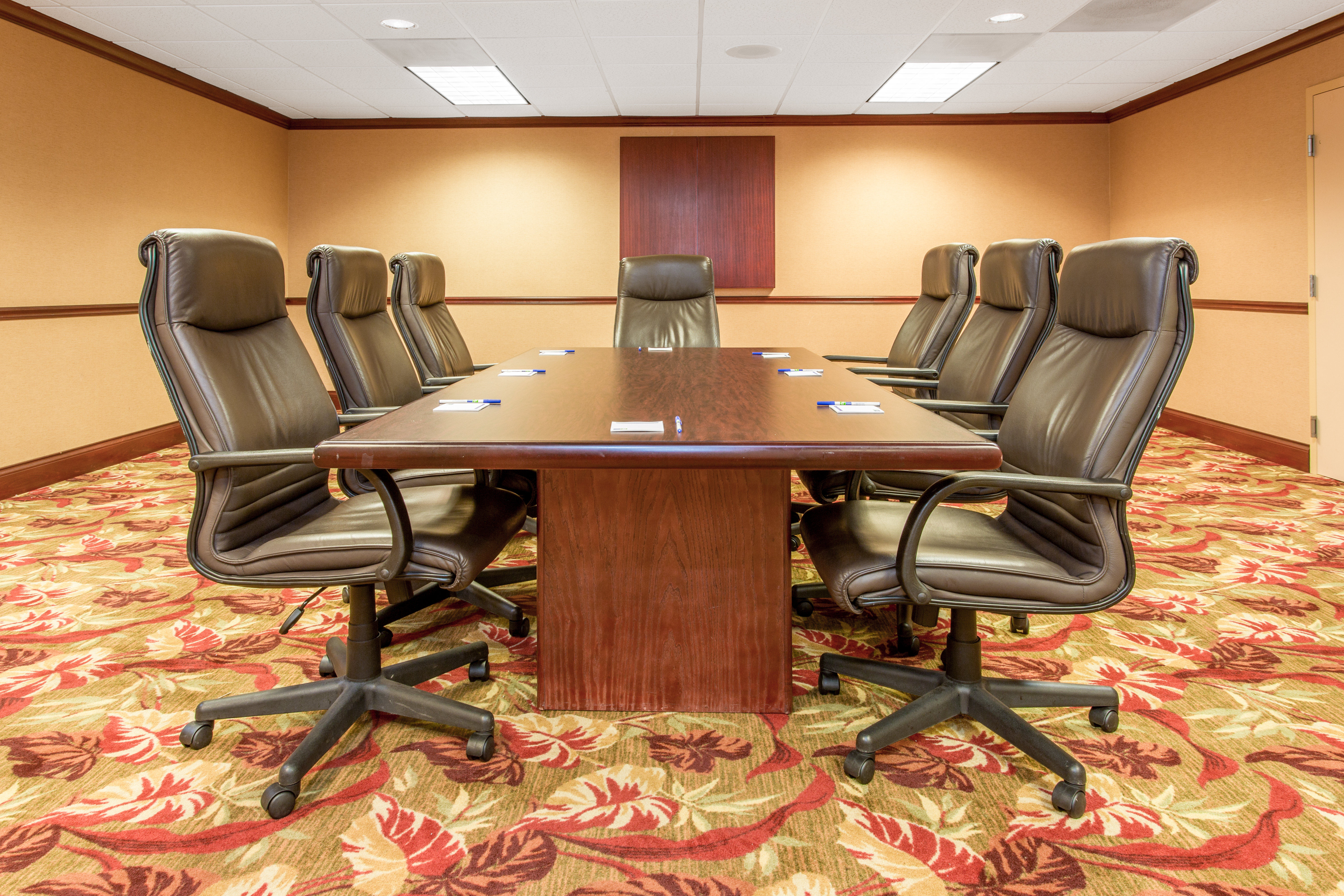 holiday inn express and suites bloomington by ihg