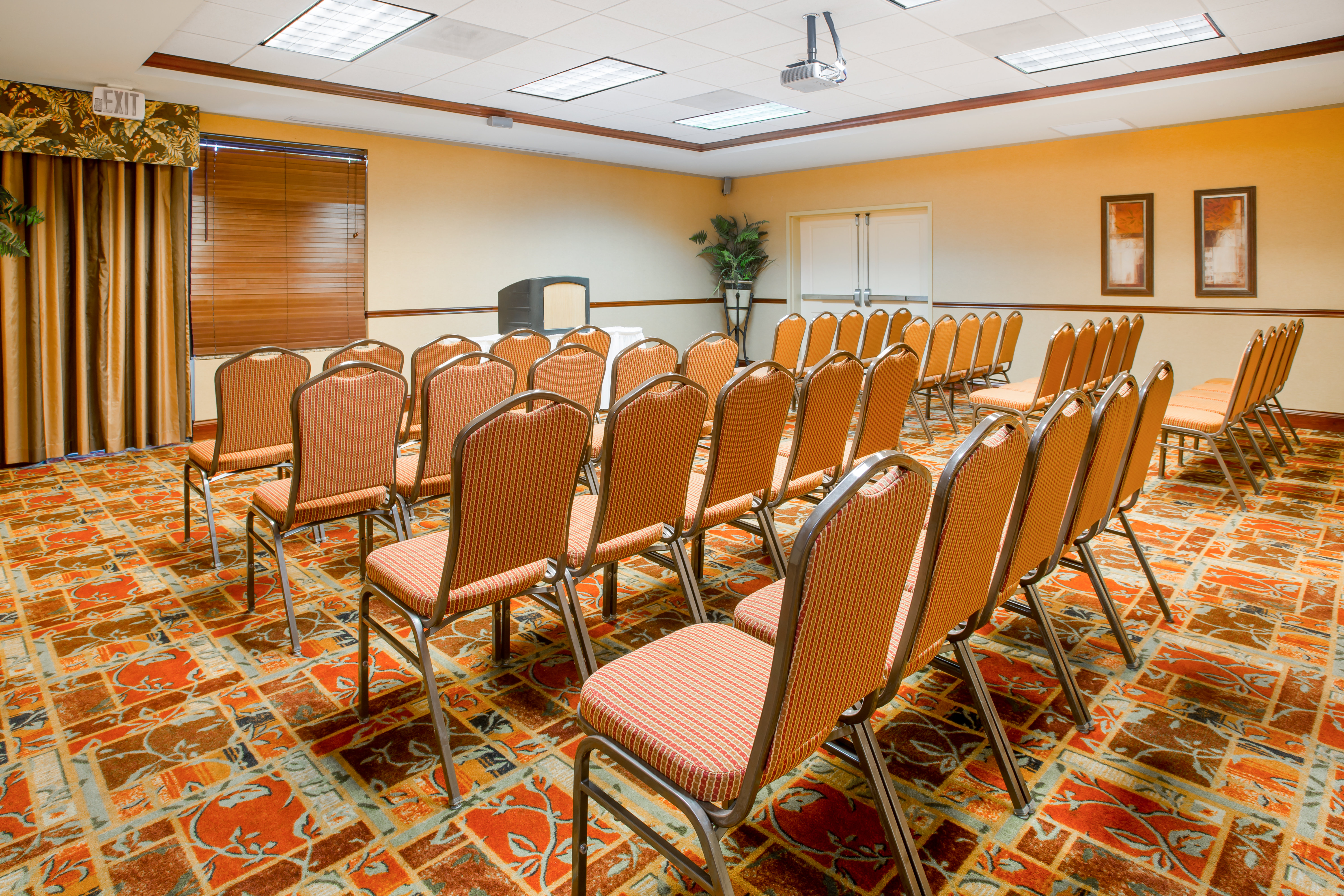 holiday inn express and suites bloomington by ihg