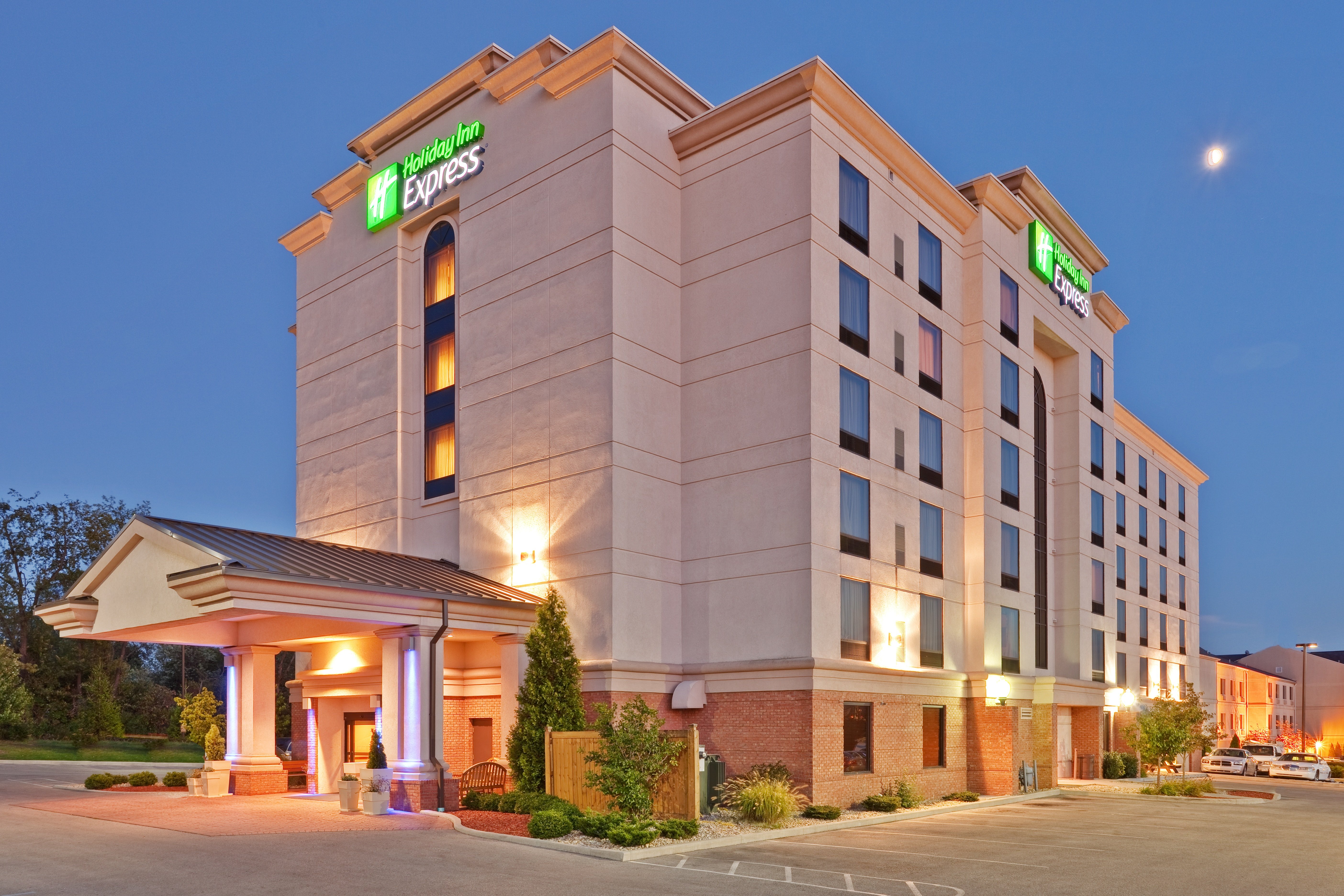 holiday inn express and suites bloomington by ihg
