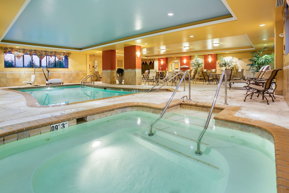 holiday inn express and suites bloomington by ihg