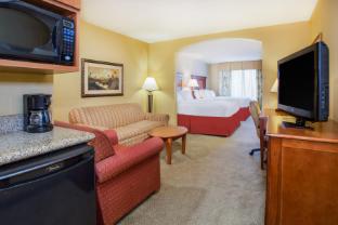 holiday inn express and suites bloomington by ihg