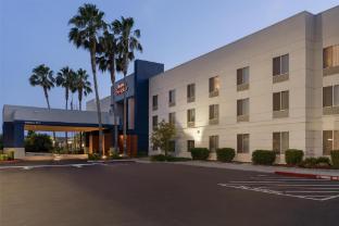 hampton inn and suites lathrop