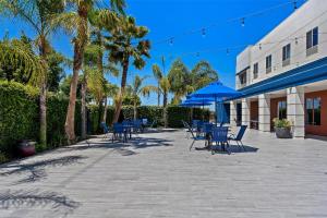 hampton inn and suites lathrop