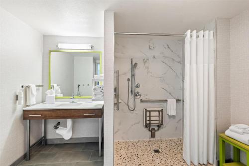 hampton inn and suites lathrop