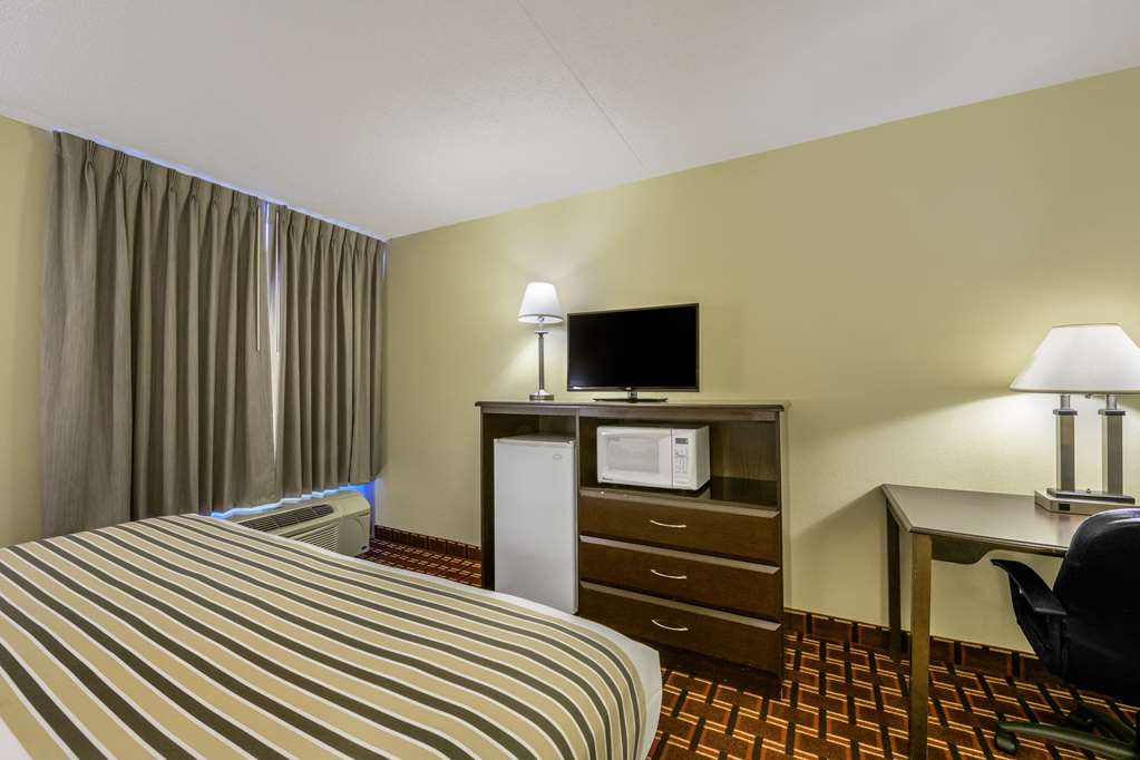 econo lodge inn and suites triadelphia wheeling