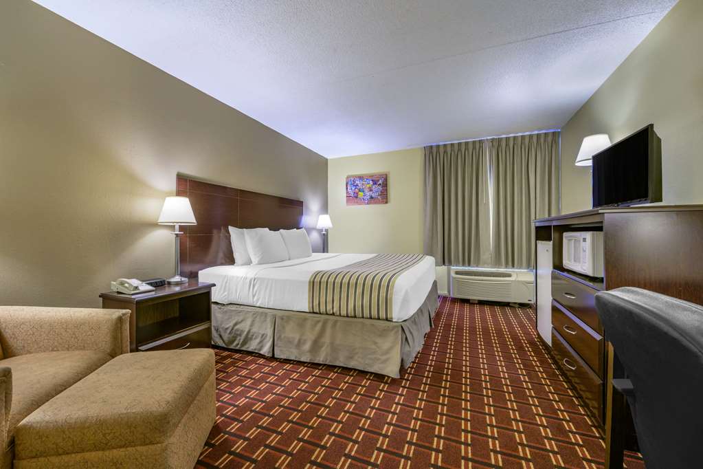 econo lodge inn and suites triadelphia wheeling