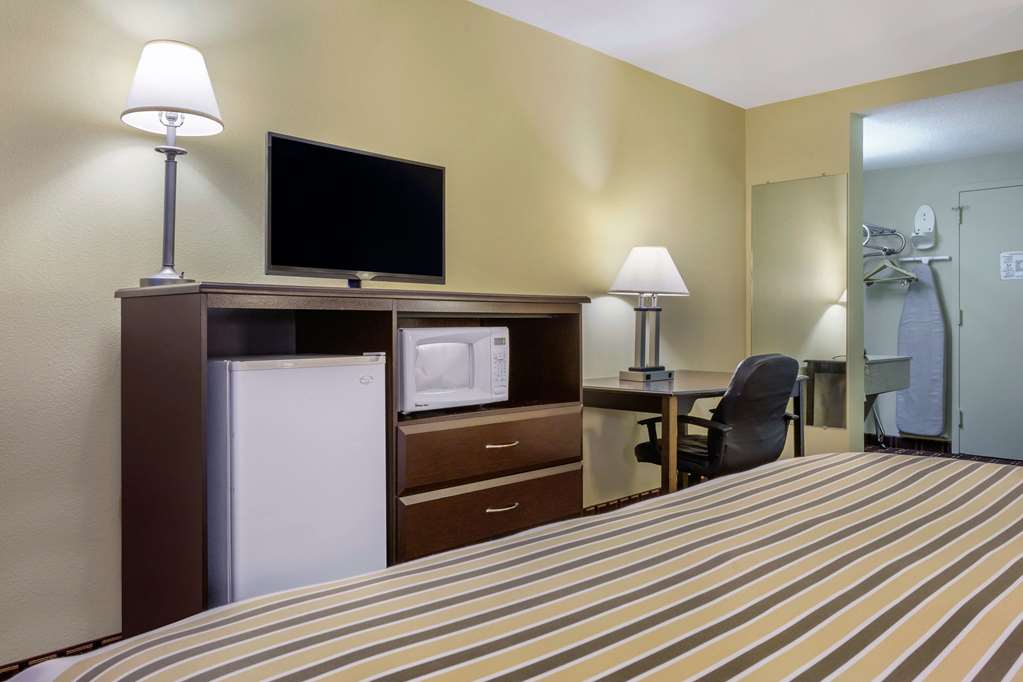 econo lodge inn and suites triadelphia wheeling
