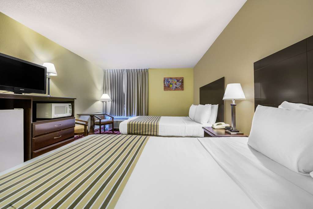 econo lodge inn and suites triadelphia wheeling