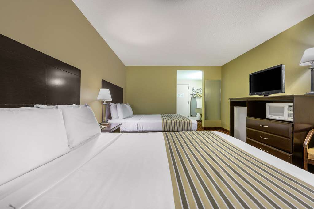 econo lodge inn and suites triadelphia wheeling