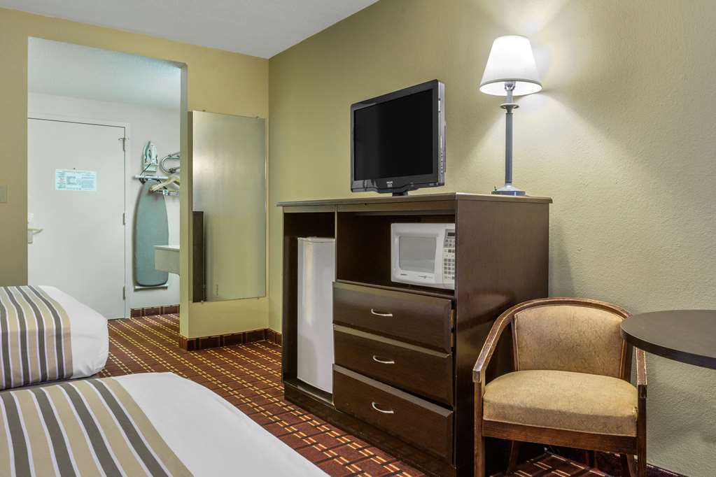 econo lodge inn and suites triadelphia wheeling