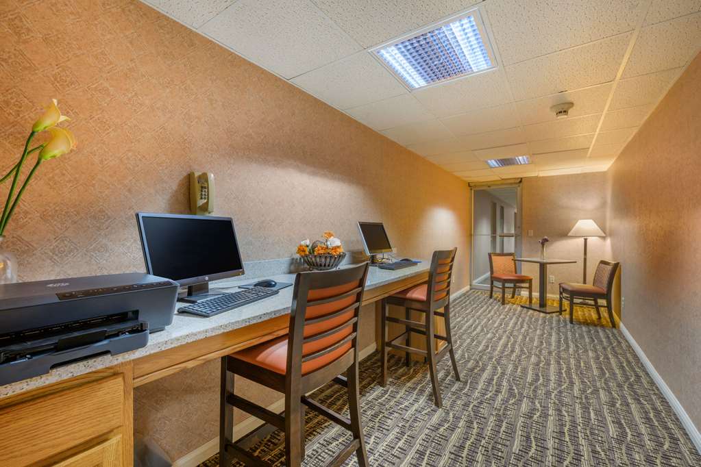 econo lodge inn and suites triadelphia wheeling