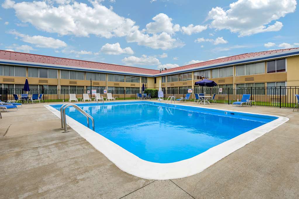 econo lodge inn and suites triadelphia wheeling