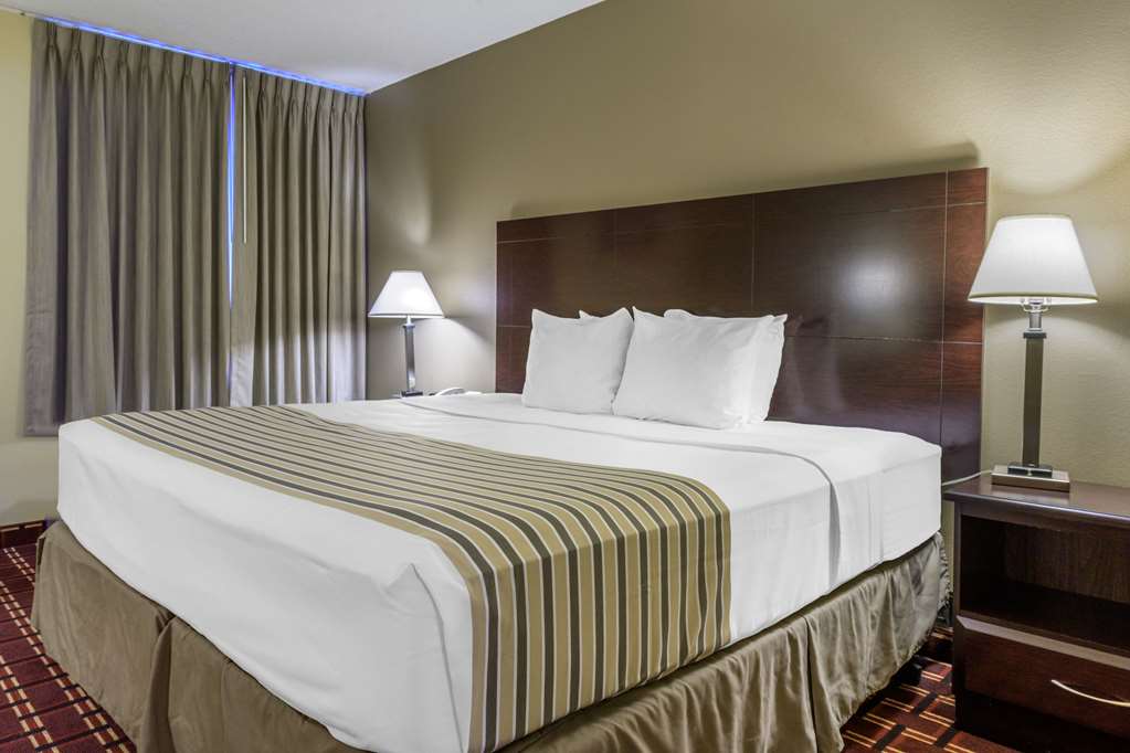 econo lodge inn and suites triadelphia wheeling