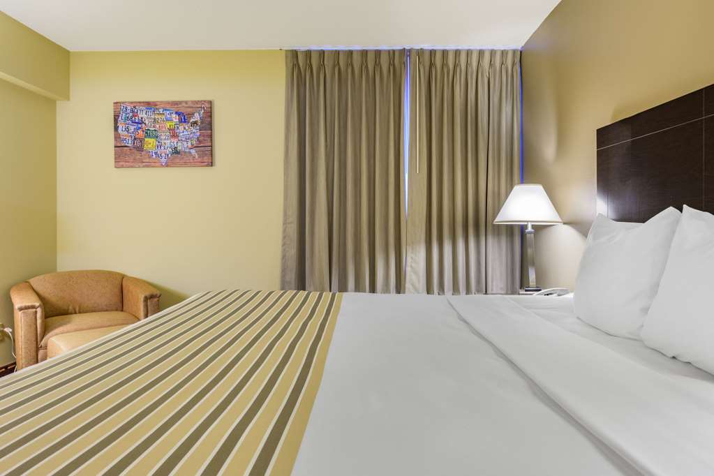 econo lodge inn and suites triadelphia wheeling