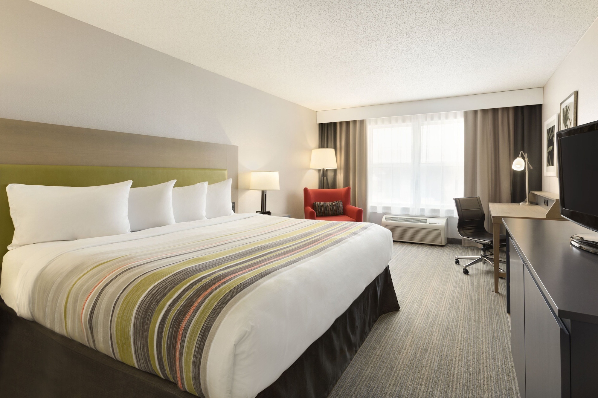 holiday inn express and suites marquette by ihg