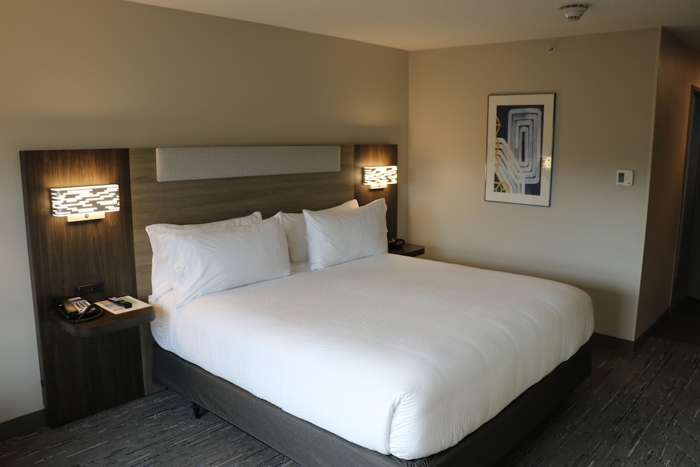holiday inn express and suites marquette by ihg