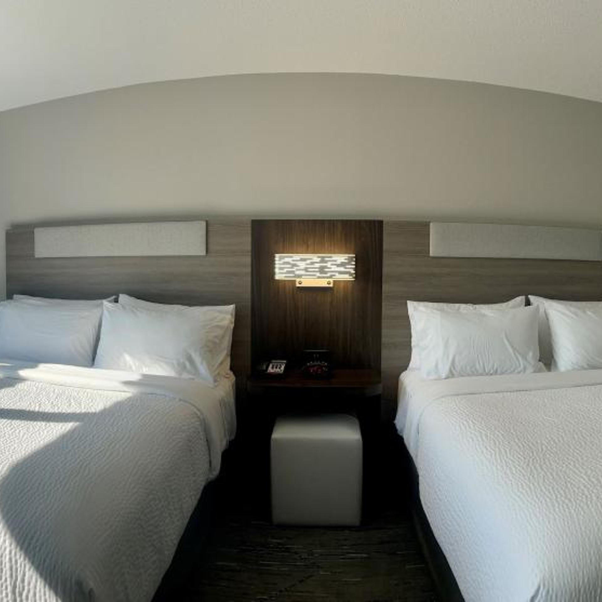 holiday inn express and suites marquette by ihg