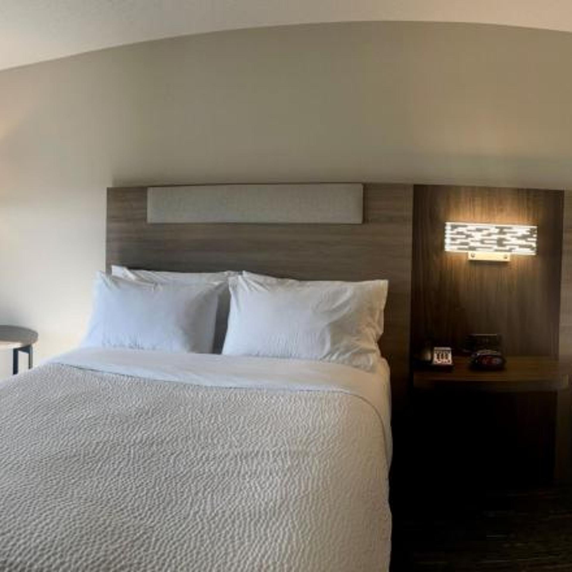holiday inn express and suites marquette by ihg