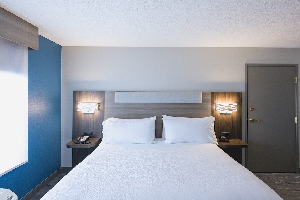 holiday inn express and suites marquette by ihg
