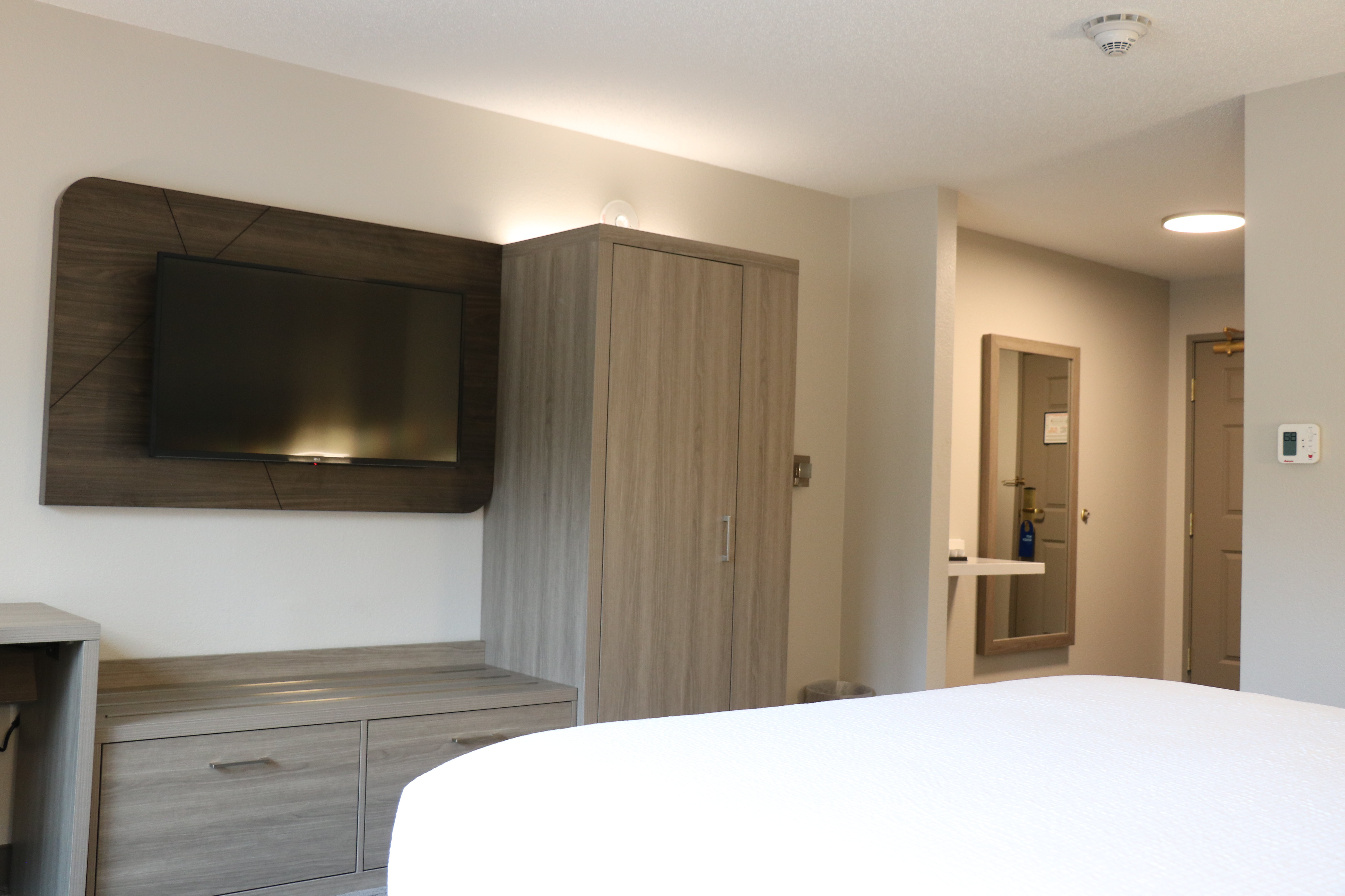 holiday inn express and suites marquette by ihg