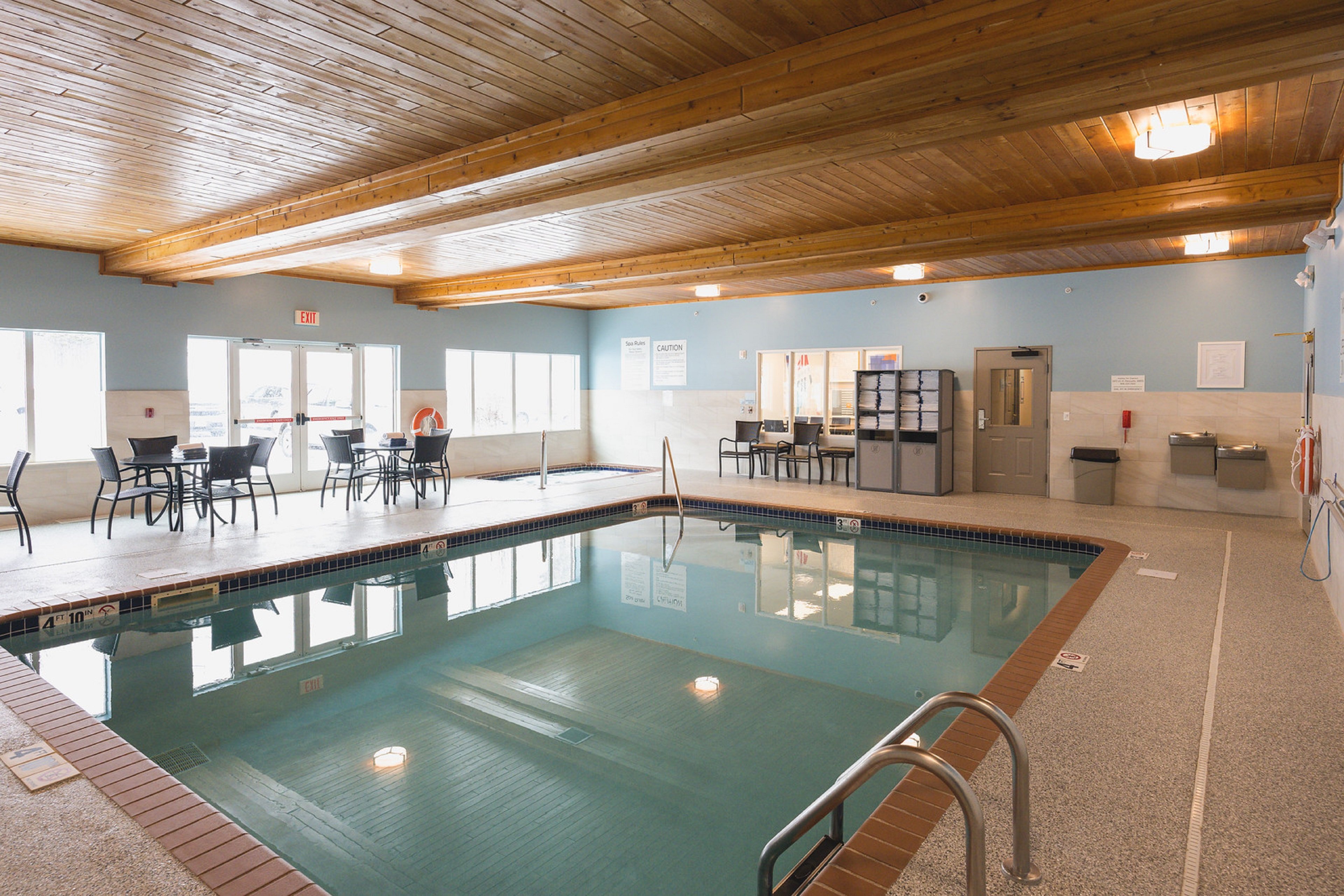 holiday inn express and suites marquette by ihg