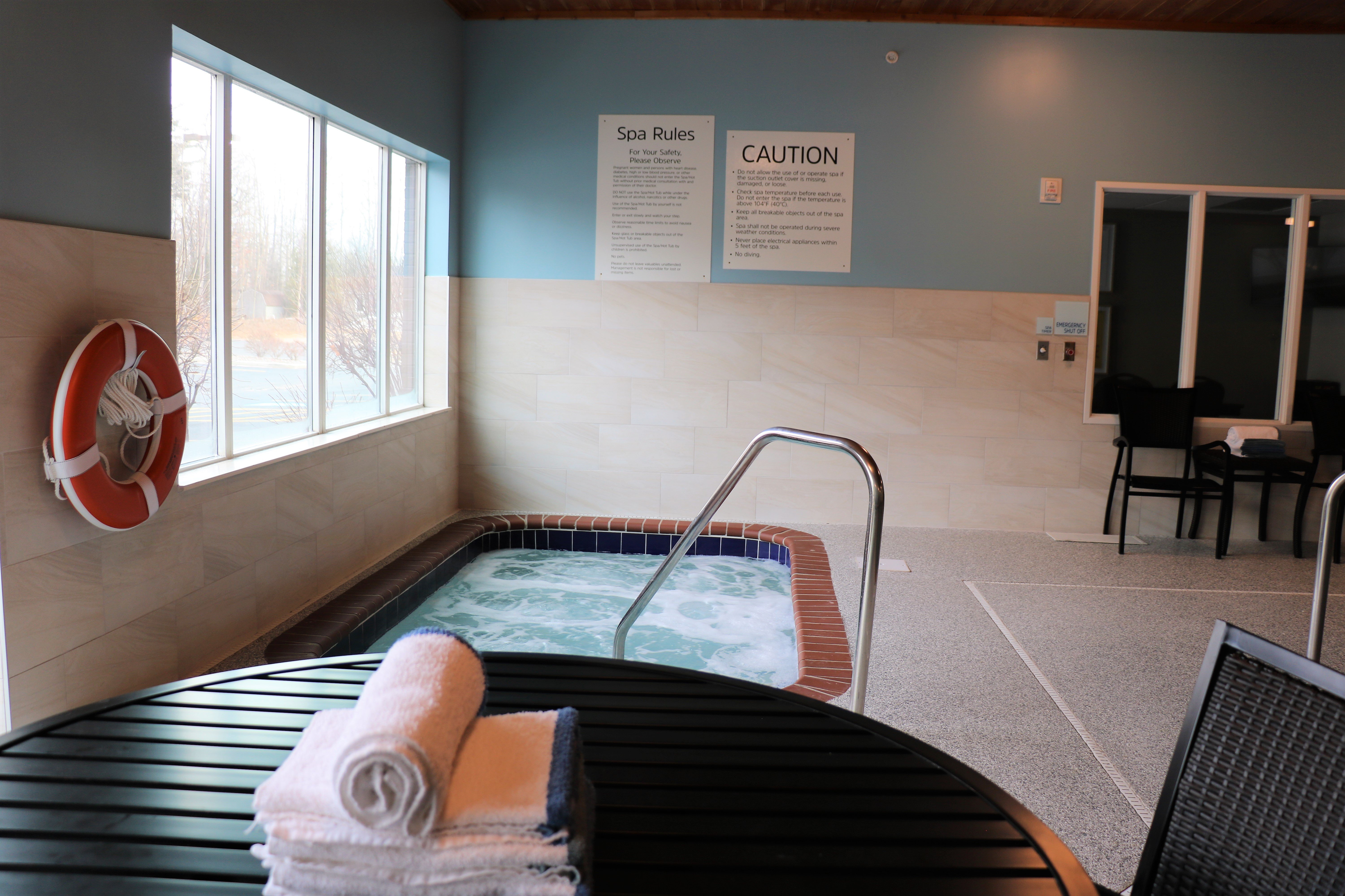 holiday inn express and suites marquette by ihg