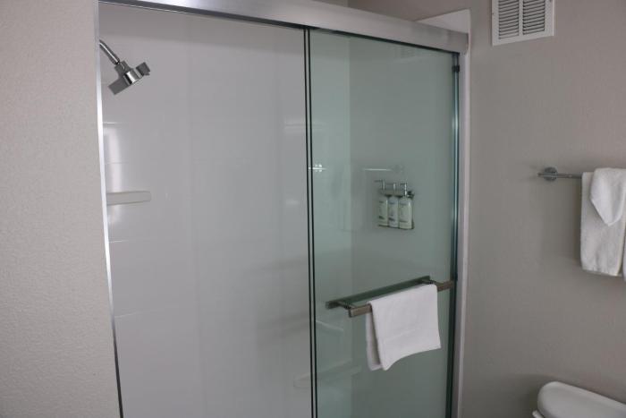 holiday inn express and suites marquette by ihg