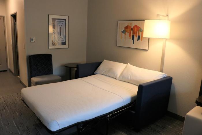 holiday inn express and suites marquette by ihg