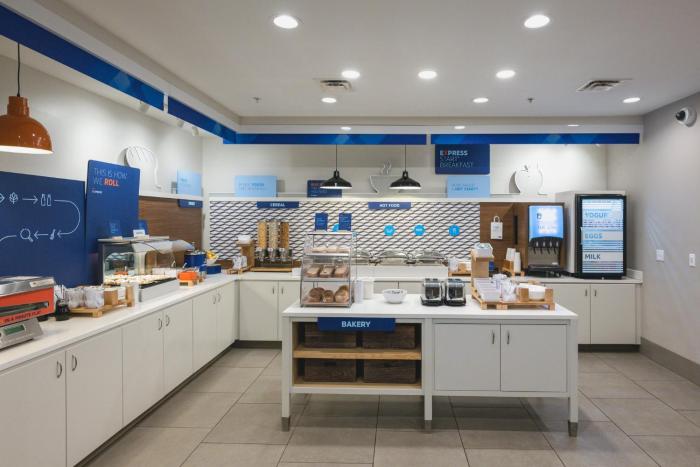 holiday inn express and suites marquette by ihg