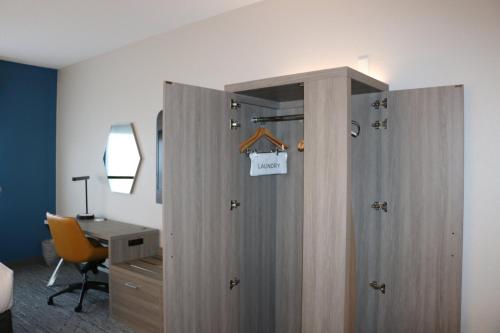 holiday inn express and suites marquette by ihg
