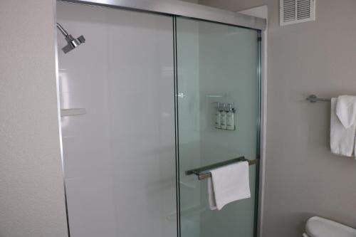 holiday inn express and suites marquette by ihg