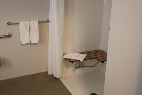 holiday inn express and suites marquette by ihg