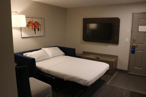 holiday inn express and suites marquette by ihg