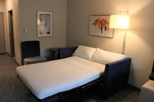 holiday inn express and suites marquette by ihg