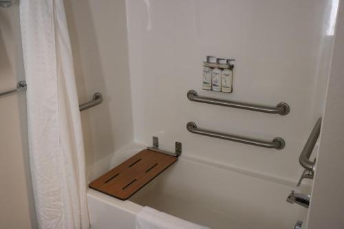 holiday inn express and suites marquette by ihg