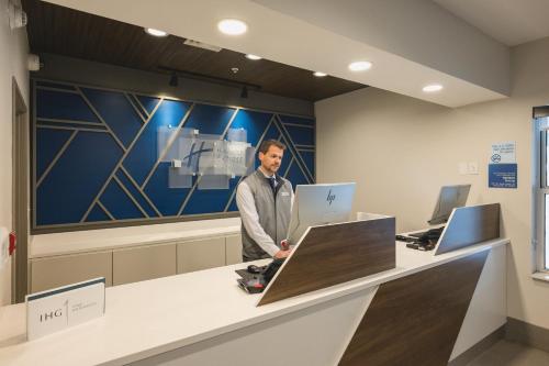 holiday inn express and suites marquette by ihg