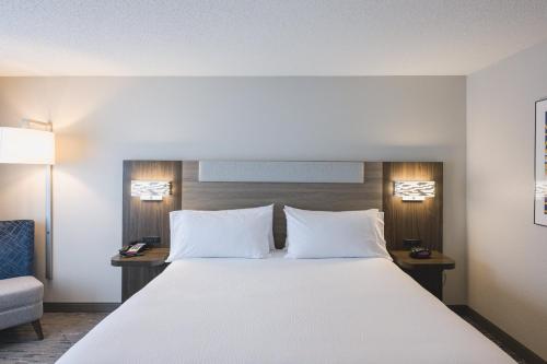 holiday inn express and suites marquette by ihg