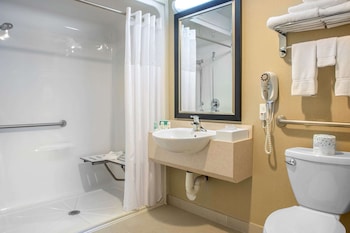 quality inn and suites petawawa
